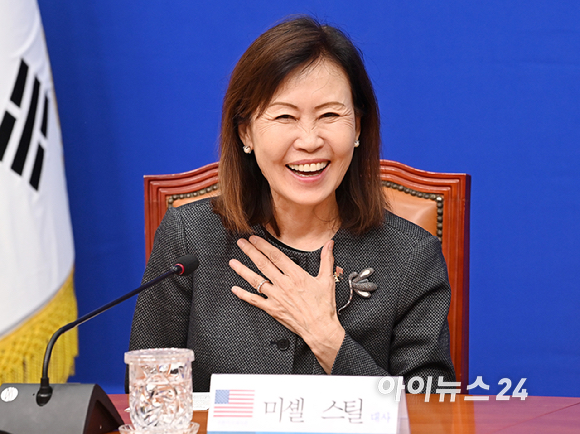 김민석 더불어민주당 당대표가 15일 서울 여의도 국회에서 미셸 스틸 주한미국대사를 접견, 대화를 나누고 있다. [사진=곽영래 기자]