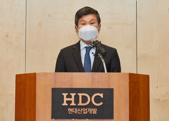 정몽규 HDC현대산업개발 회장이 지난 17일 서울 HDC현대산업개발 용산 사옥에서 광주 아파트 외벽 붕괴 사고와 관련한 입장 발표를 하고 있다. 이날 정 회장은 광주 사고의 책임을 지고 회장직에서 물러나겠다고 밝혔다. [사진=HDC현대산업개발]