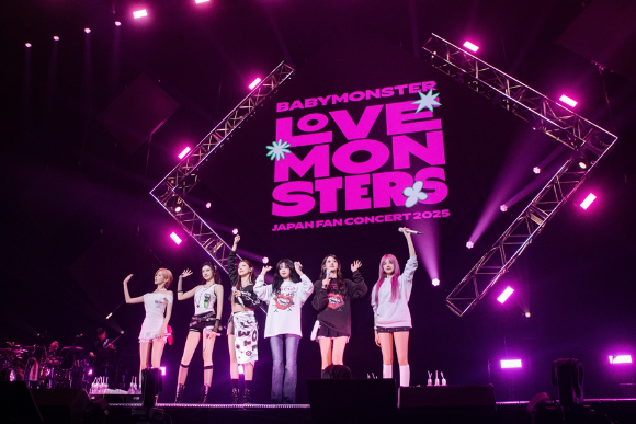 베이비몬스터가 아레나 고베에서 'BABYMONSTER [LOVE MONSTERS] JAPAN FAN CONCERT 2025'를 개최하고 무대를 선보이고 있다. [사진=YG엔터테인먼트]