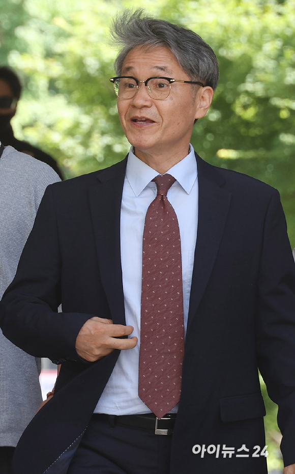 김건희(파면된 전직 대통령 윤석열의 아내)씨에게 디올백을 전달한 혐의로 기소된 최재영 목사가 26일 오후 서울 서초구 서울중앙지방법원에서 열린 1심 선고공판에 출석하고 있다. [사진=사진공동취재단]
