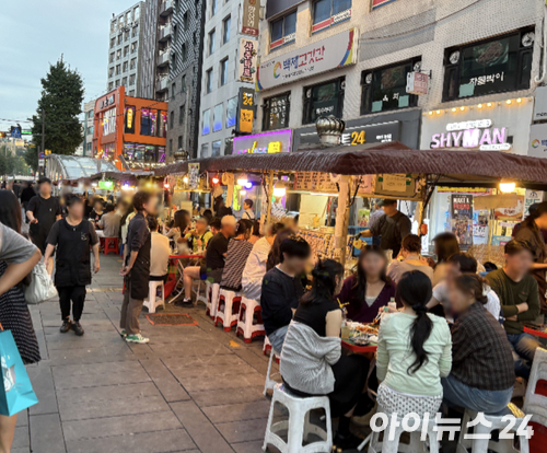 종로3가역 인근 야외 공간에서 손님들이 이야기를 나누고 있다. [사진=설래온 기자 ]