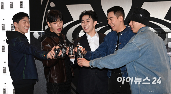 가수 그레이, 쌈디, 박재범, 로꼬, DJ펌킨(왼쪽부터)이 25일 오전 서울 영등포구 여의도동 더 현대 서울에서 열린 원소주 팝업스토어 오픈 행사에 참석해 포즈를 취하고 있다. [사진=김성진 기자]