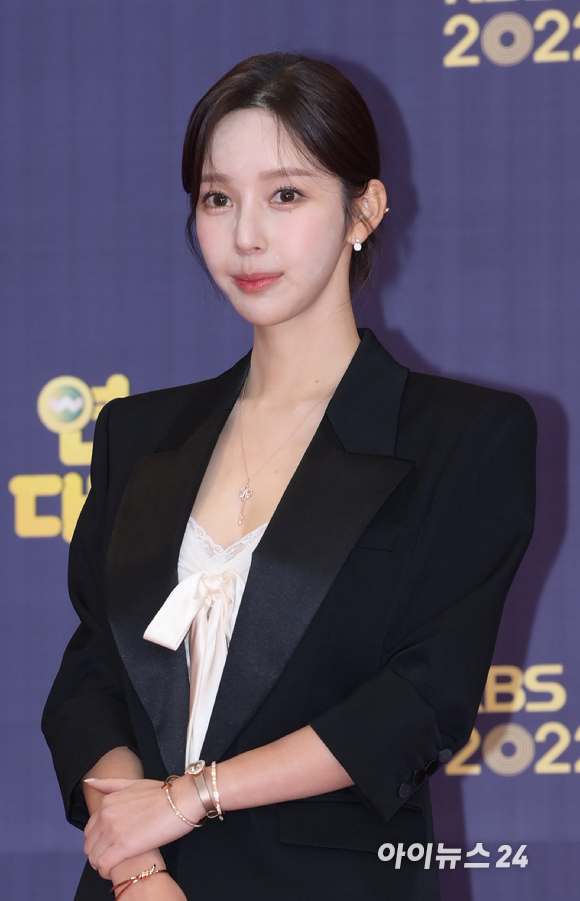 웹툰작가 야옹이(김나영)가 24일 오후 서울 영등포구 KBS 신관공개홀에서 열린 '2022 KBS 연예대상' 레드카펫 행사에 참석하고 있다. [사진=정소희 기자]