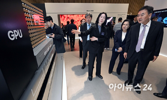 18일 경기 수원시 영통구 수원컨벤션센터에서 열린 '제57기 삼성전자 정기주주총회'에서 신제윤 삼성전자 이사회 의장을 비롯한 관계자들이 HBM4/4E 70:1 확대 모형을 보고 있다. [사진=곽영래 기자]