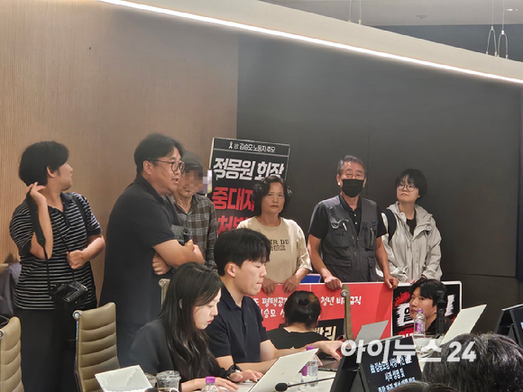 21일 오후 경기 성남시 HL만도 판교 사옥에서 열릴 예정이던 &lsquo;故 김승모 노동자 사망 사건 관련 사과 성명 및 종합안전개선대책 발표&rsquo; 기자회견장에 고인의 유족과 금속노조 조합원들이 항의하고 있다. [사진=설재윤 기자]
