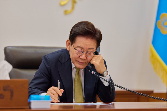 이재명 대통령이 14일 청와대 집무실에서 클라우디아 셰인바움 멕시코 대통령과 통화하고 있다. 2026.5.14 [청와대 제공. 재판매 및 DB 금지] [사진=연합뉴스]