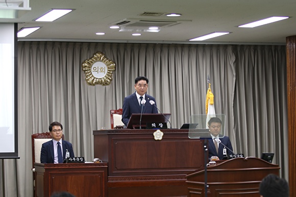 김경진 의장이 폐회사를 하고 있다. [사진=익산시의회 ]