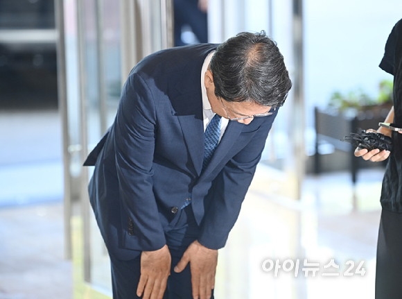 김승원 법무부 장관 후보자가 3일 오전 서울 종로구 적선현대빌딩에 마련된 인사청문회 준비사무실로 출근하고 있다. [사진=곽영래 기자]