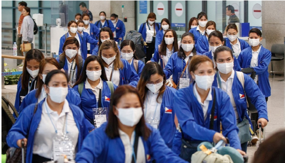 외국인 가사관리사 시범사업에 참여한 필리핀 노동자들이 지난해 8월 인천국제공항을 통해 입국하고 있다. [사진=연합뉴스]