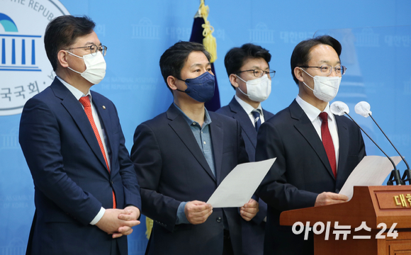 국회 정치개혁특별위원회(정개특위) 더불어민주당 간사인 김영배 의원이 14일 국회 소통관에서 송언석 국민의힘 원내수석부대표, 조해진 국민의힘 정개특위 간사, 진성준 민주당 원내수석부대표와 함께 기초의회 중대선거구제 합의를 알리는 기자회견을 하고 있다. 사진 왼쪽부터 송 원내수석, 조 간사, 김 의원, 진 원내수석. [사진=정소희 기자]