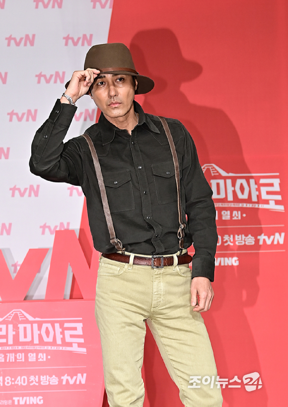 배우 차승원이 1일 오후 서울 마포구 서울가든호텔에서 열린 tvN '형따라 마야로 : 아홉 개의 열쇠' 제작발표회에서 포토타임을 갖고 있다. [사진=곽영래 기자]