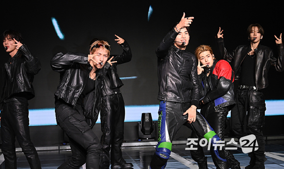 그룹 82메이저(82MAJOR)가 30일 오후 서울 강남구 일지아트홀에서 열린 미니 4집 '트로피' 컴백 쇼케이스에서 무대를 선보이고 있다. [사진=곽영래 기자]