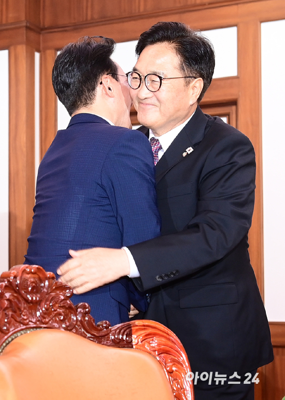 우원식 국회의장이 4일 서울 여의도 국회의장실을 예방한 김민석 국무총리와 포옹하고 있다. [사진=정소희 기자]