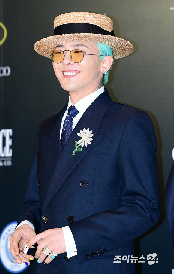 가수 지드래곤(GD)이 24일 오후 서울 용산구 그랜드 하얏트 서울에서 열린 제이콥앤코 코리아 부티그 오픈 행사 포토콜에서 포즈를 취하고 있다. [사진=정소희 기자]