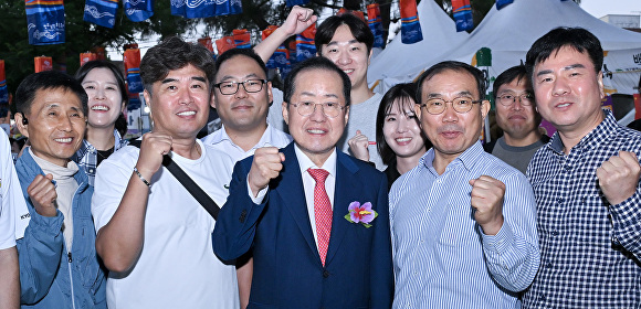 홍준표 대구시장(가운데)이 LA한인축제 대구식품공동홍보관에 참여한 대구식품업체 대표들과 기념촬영을 하고 있다. [사진=대구시]