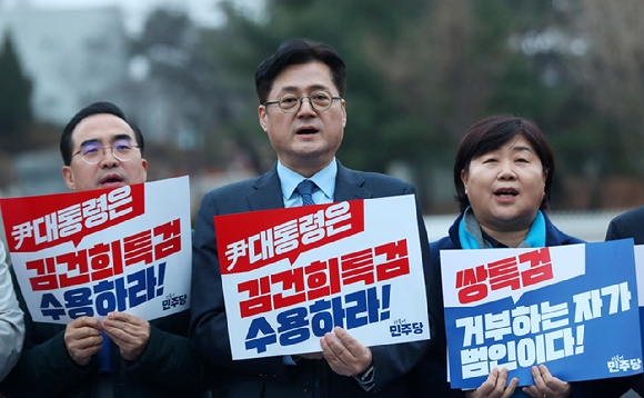 홍익표 더불어민주당 원내대표와 의원들이 4일 오후 서울 용산구 대통령실 앞에서 열린 쌍특검법(김건희·대장동 특검) 수용 촉구 긴급기자회견에서 구호를 외치고 있다. 2024.01.04. [사진=뉴시스]