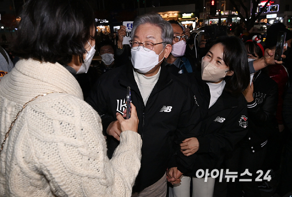 이재명 더불어민주당 대선 후보와 부인 김혜경 씨가 18일 오후 서울 고척스카이돔에서 열리는 '2021 신한은행 SOL KBO리그' KT 위즈와 두산 베어스의 한국시리즈 4차전을 찾아 입장하기 전 시민들과 대화를 하고 있다. [사진=김성진 기자]