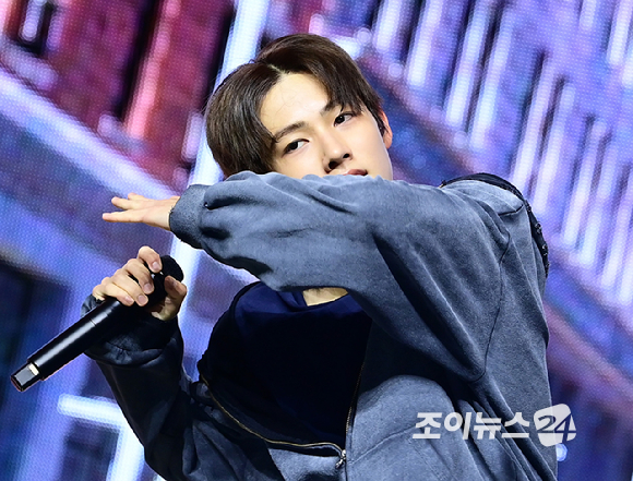 그룹 코르티스 성현이 18일 오후 서울 용산구 블루스퀘어에서 열린 코르티스(CORTIS) 데뷔 쇼케이스 '컬러 아웃사이드 더 라인스'(COLOR OUTSIDE THE LINES)에서 멋진 무대를 선보이고 있다. [사진=정소희 기자]