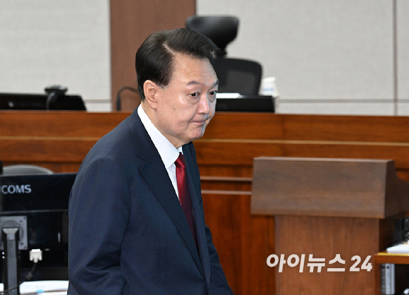 윤석열 전 대통령이 21일 서울 서초동 서울중앙지법에서 열린 내란 우두머리 혐의 형사재판 2번째 공판에 출석하고 있다. [사진=사진공동취재단]