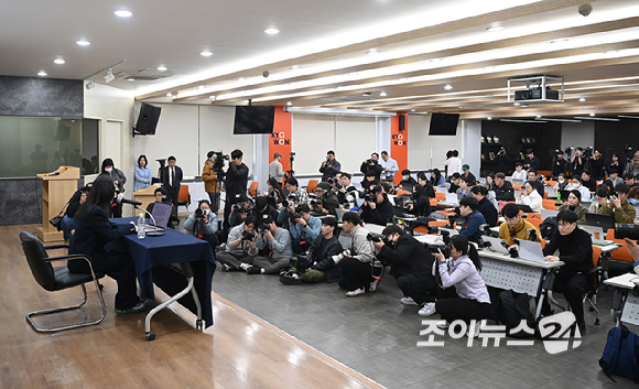 민희진 오케이 레코즈 대표가 25일 서울 종로구 교원 챌린지홀에서 열린 언론 기자회견에서 발언하고 있다. [사진=곽영래 기자]