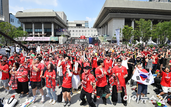 2026 북중미 월드컵 조별리그 대한민국과 체코의 첫 경기가 열린 12일 서울 종로구 광화문광장에서 첫 승리를 기원하는 거리응원이 펼치고 있다. [사진=곽영래 기자]
