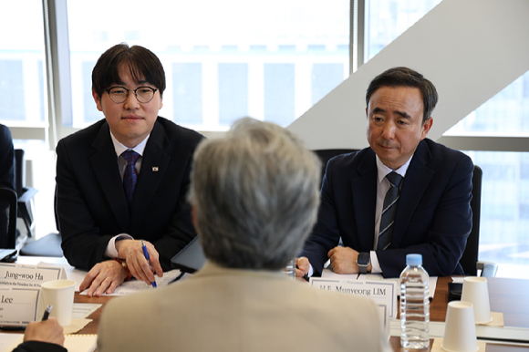 이재용 회장이 18일 서울 용산구 한남동 승지원에서 리사 수 AMD CEO와 만찬에 앞서 술잔을 들고 기념 촬영하고 있다. [사진=삼성전자]