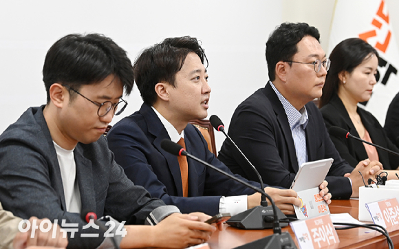 이기인 개혁신당 비상대책위원장이 17일 서울 여의도 국회에서 첫 번째 쇄신안 발표를 하고 있다. [사진=곽영래 기자]