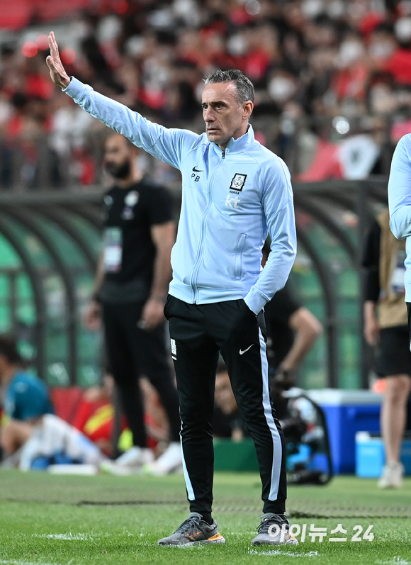 한국 파울루 벤투 감독이 14일 오후 서울 마포구 서울월드컵경기장에서 열린 축구 국가대표팀 평가전 대한민국 대 이집트 경기에서 선수들에게 작전 지시를 하고 있다. [사진=김성진 기자]