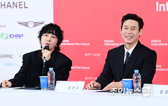 변성현 감독과 배우 설경구가 19일 오전 부산광역시 해운대구 우동 영화의 전당에서 열린 제30회 부산국제영화제(BIFF) 영화 '굿뉴스' 갈라 프레젠테테이션 기자회견에 참석하고 있다. [사진=정소희 기자]