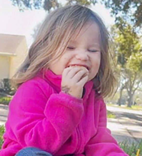 두 살배기 여아가 친척들의 '뽀뽀 세례' 이후 갑작스러운 감기 증상을 보이다 기절해 응급실로 실려간 사건이 알려졌다. 사진은 해당 아기. [사진=X 갈무리]