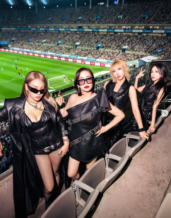 2NE1이 지난 3일 서울월드컵경기장에서 열린 '2025 쿠팡플레이 시리즈' 토트넘 홋스퍼 FC와 뉴캐슬 유나이티드 FC의 친선 경기 하프타임쇼 무대를 꾸몄다. 기념사진을 촬영하고 있는 멤버들. [사진=공민지 인스타그램]
