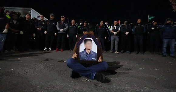 20일 오후 경남 진주시 정촌면 BGF로지스 진주센터 입구에서 화물연대 관계자가 이날 집회 중 차 사고로 숨진 A 조합원의 영정을 들고 있다. 2026.4.20 [사진=연합뉴스]