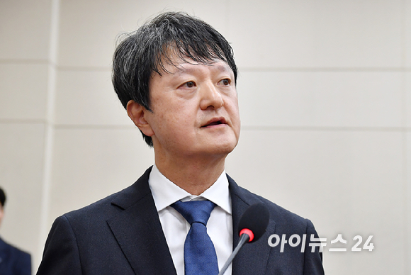 박현진 KT 부사장이 12일 서울 여의도 국회에서 열린 정무위원회의 공정위 등에 대한 국정감사에서 질의에 답변하고 있다. [사진=곽영래 기자]