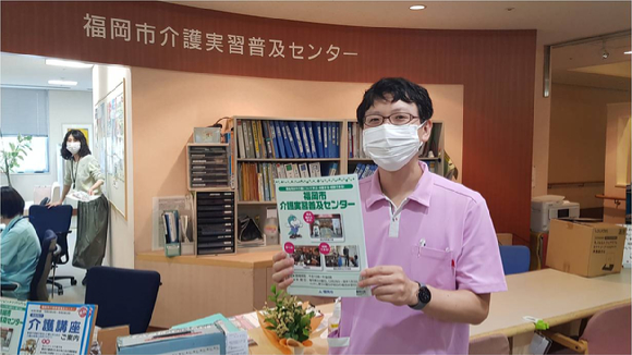 일본 후쿠오카시가 운영하는 개호실습보급센터의 가이드를 맡은 하세가와 노리유키씨가 시설과 시설 내 기구에 관한 것을 설명하고 있다. [사진=조인케어 제공]