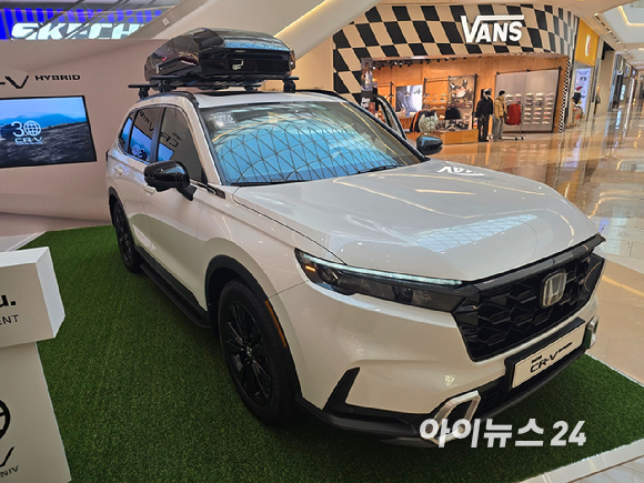 21일 경기도 하남시 스타필드 하남에서 열린 '혼다 뉴 CR-V 하이브리드 익스피리언스 위크(Honda New CR-V Hybrid Experience Week)' 팝업 전시장에 전시된 혼다 '2026년형 뉴 CR-V 하이브리드'. [사진=김종성 기자]