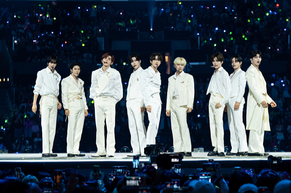 그룹 제로베이스원이 지난 1일(현지시간)부터 3일까지 미국 로스앤젤레스 크립토닷컴 아레나에서 열린 K-팝 팬&아티스트 페스티벌 '케이콘 엘에이 2025(KCON LA 2025)' 무대에서 열띤 공연을 펼치고 있다. [사진=CJ ENM]