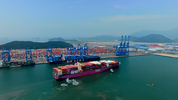 경남 창원시 진해구 부산신항 동원글로벌터미널부산(DGT)에 접안 중인 ONE 컨테이너선과 터미널 전경. [사진=동원그룹]