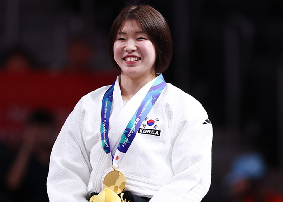 일본 나고야 아이치 인터내셔널 아레나에서 열린 2026 아이치&middot;나고야 아시안게임 유도 여자 -57kg급 시상식. 금메달을 획득한 한국 허미미가 미소 짓고 있다. 2026.10.1 [사진=연합뉴스]