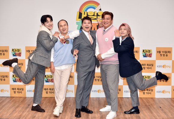 전현무 김광규 김태균 곽윤기 이장준이 15일 KBS Joy 새 예능 '내일은 천재' 제작발표회에서 포즈를 취하고 있다. [사진=KBS Joy]