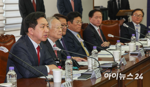 국민의힘 김기현 대표가 18일 서울 마포구 한국경영자총협회에서 열린 정책 간담회에서 인사말을 하고 있다. [사진=국회사진취재단]