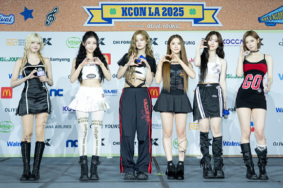 그룹 엔믹스가 지난 1일(현지시간)부터 3일까지 미국 로스앤젤레스 크립토닷컴 아레나에서 열린 K-팝 팬&아티스트 페스티벌 '케이콘 엘에이 2025(KCON LA 2025)' 레드카펫 행사에 참석해 포즈를 취하고 있다. [사진=CJ ENM]