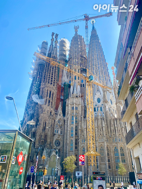 스페인 최대 관광도시 바르셀로나가 관광 수요 관리와 주택 문제 해결을 위한 재원 마련을 이유로 관광세를 대폭 인상할 예정이다. 사진은 바르셀로나 대표 관광지 사그라다 파밀리아 성당 주변. [사진=설래온 기자]