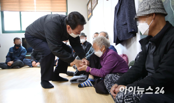 윤석열 대통령 당선인이 15일 경북 울진군 북면 부구3리마을회관에서 산불 피해 이재민들과 간담회 마친 후 지역 주민들과 인사하고 있다. [사진=국회사진취재단]