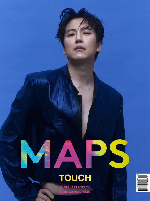 배우 김남길이 화보 촬영에서 포즈를 취하고 있다. [사진=맵스]