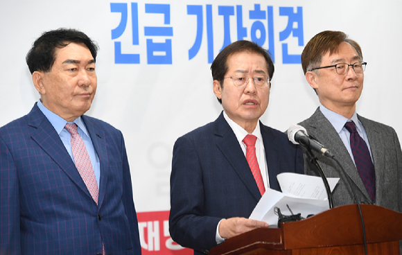 국회사진기자단 = 국민의힘 대선주자인 홍준표 의원이 3일 오전 서울 여의도 선거사무소에서 관권선거 중단과 이재명 대장동 비리 특검촉구 긴급 기자회견을 하고 있다. [사진=뉴시스]