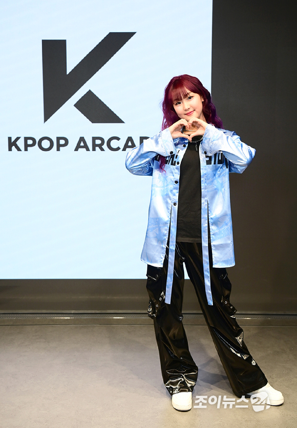 크리에이터 춤추는나율이 15일 서울 성수동 통일타워에 위치한 '케이팝 아케이드'(KPOP ARCADE)에 방문해 대표 프로그램 '비 더 아이돌'(Be The IDOL) 클래스 체험을 하고 있다. [사진=정소희 기자]