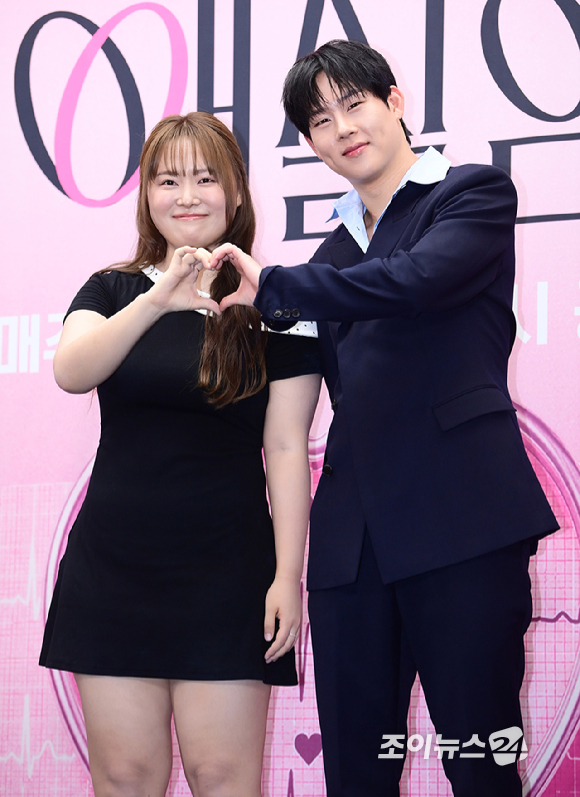 크리에이터 찰스엔터(김찬미)와 몬스타엑스 주헌이 23일 오후 서울 마포구 상암동 스탠포드호텔에서 열린 넷플릭스 예능 '연애실험실' 제작발표회에 참석해 포즈를 취하고 있다. [사진=정소희 기자]