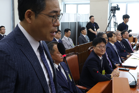 김찬수 대통령비서실 지방시대비서관실 행정관(전 영등포경찰서장)이 20일 서울 여의도 국회에서 열린 제417회 국회 임시회 제2차 행정안전위원회 마약수사 외압 의혹 관련 청문회에서 의원 질의에 답하는 백해룡 강서경찰서 화곡지구대장(전 영등포서 형사과장)을 바라보고 있다. 2024.08.20. [사진=뉴시스]