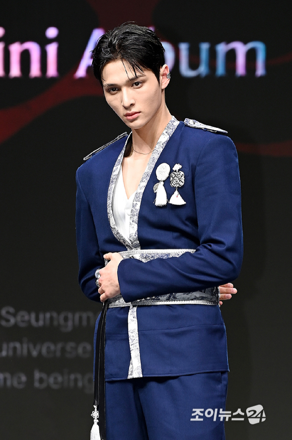 그룹 앰퍼샌드원(AMPERS&ONE) 마카야가 8일 서울 용산구 노들섬 라이브하우스에서 열린 미니 4집 '데피니션'(DEFINITION) 발매 기념 쇼케이스에서 포토타임을 갖고 있다. [사진=곽영래 기자]