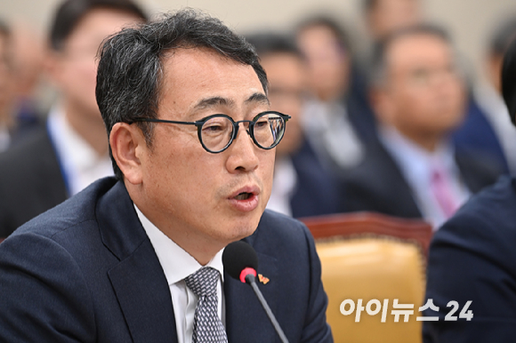 28일 오전 서울 마포구에 위치한 T월드 매장에 유심을 교체하러 온 SK텔레콤 고객들이 줄을 지어 서 있다. [사진=정소희 기자]